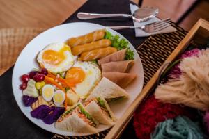 ラン島にあるKirin pool view kohlarnの卵、野菜を含む朝食用の食品