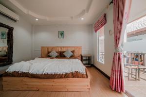 ラン島にあるKirin pool view kohlarnのベッドルーム1室(木製ベッド1台付)
