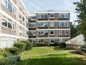 an apartment building with a lawn in front of it at Pass the Keys Great apt 20 mins central London in Surbiton