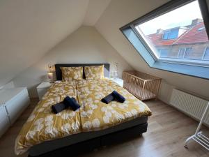 a bedroom with a large bed in a attic at Modern Ingericht Vakantiehuis - Rust & Strand op 350m in Egmond aan Zee