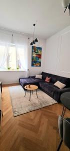 sala de estar con sofá y mesa en Apartment Tivoli en Liubliana