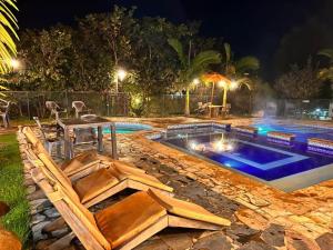 萊瓦鎮的住宿－坎塔布里亞坎佩斯特雷酒店，游泳池旁设有桌椅
