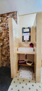 La salle de bains est pourvue d'un lavabo et d'un miroir. dans l'établissement Riad Amazing, à Marrakech