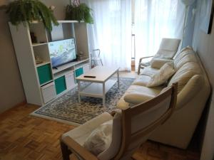 salon z kanapą i stołem w obiekcie apartamento central w mieście Ribadesella