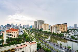 widok na miasto z rzeką i budynki w obiekcie Exclusive D1mension in District 1 3BR Apartment FreePoolSaunaGym w Ho Chi Minh