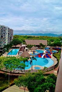 einen Luftblick auf einen Pool in einem Resort in der Unterkunft Condo La Aldea 2 Hab. Vista Única. Muy Tranquilo in Ricaurte