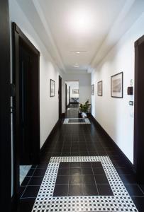 einen Flur mit schwarzen und weißen Fliesenböden und einer Tür in der Unterkunft FiDa Rooms in Neapel