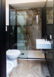 ein Bad mit einer Dusche, einem WC und einem Waschbecken in der Unterkunft FiDa Rooms in Neapel