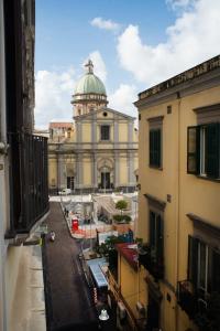 Blick auf ein Gebäude mit einer Kuppel oben in der Unterkunft FiDa Rooms in Neapel
