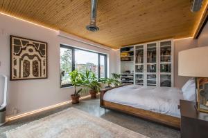 Ένα ή περισσότερα κρεβάτια σε δωμάτιο στο Cozy BNB - Halifax Rooftop - The King Penthouse Room