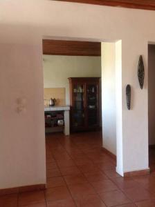 ein Wohnzimmer mit Fliesenboden und einem Tisch in der Unterkunft Villa Kanto - Belle maison et jolie vue Mga centre in Mahajanga