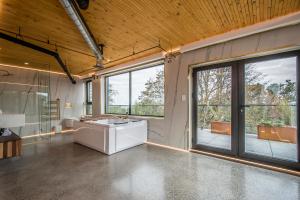 Φωτογραφία από το άλμπουμ του Cozy BNB - Halifax Rooftop - The King Penthouse Room στο Χάλιφαξ +14 φωτογραφίες