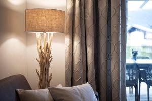 una lámpara en una sala de estar junto a una mesa en Lakeside Luxury Apartments en Zell am See