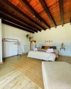 1 dormitorio con 2 camas y techo de madera en El Mirador de las Cuencas, en Abiada