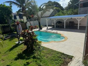 un cortile con piscina e gazebo di Studio piscine centre Gosier a Le Gosier Altre 17 foto