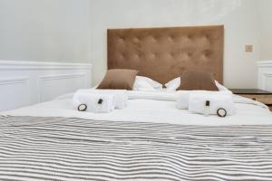 een groot wit bed met handdoeken erop bij Lovely flat in Central Paris near Notre-Dame in Parijs