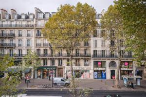 een groot wit gebouw voor een straat bij Lovely flat in Central Paris near Notre-Dame in Parijs