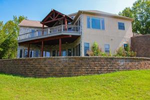 een huis met een balkon aan een bakstenen muur bij Treetop View Sanctuary in Branson