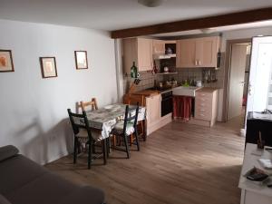 Kuchyň nebo kuchyňský kout v ubytování Le dolomiti di Angelo