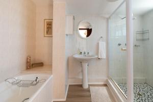 Koupelna v ubytování Sand Castle + 22 fotografií