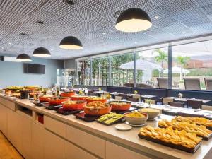 a buffet line with many different types of food at Flat Funchal JK Vila Olímpia Limpeza Diária in Sao Paulo