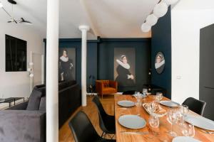 Restoran ili drugo mesto za obedovanje u objektu Stylish 2 bedrooms Palais Royal