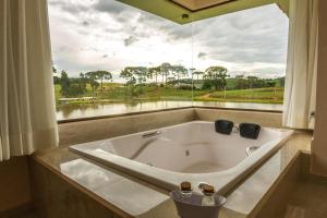 グアラプアバにあるHope Valley Adventure Resortの大きな窓のある部屋にある浴槽 +99枚の写真