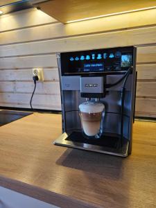 eine Kaffeemaschine auf einer Theke in der Unterkunft Domek całoroczny MAGJAN z sauną in Złotów