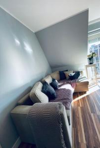 ジェロナ・グラにあるFocus Apartamentのソファとベッドが備わる客室です。