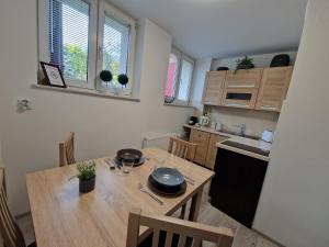 uma cozinha com uma mesa de madeira e uma sala de jantar em Apartament w Śródmieściu em Sanok