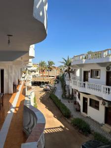 einen Blick vom Balkon eines Hotels in der Unterkunft Seven Heaven Hotel And Diving Center in Dahab