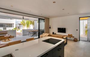 Jan Thiel的住宿－Zon&zo Luxurious Apartment in Jan Thiel，厨房以及带沙发和桌子的客厅。