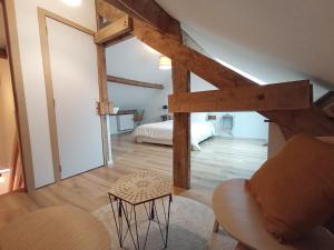um quarto com uma cama e uma cadeira num quarto em L'Escale Buissonnière - Cosy and quiet house em Rochefort