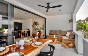 Jan Thiel的住宿－Zon&zo Luxurious Apartment in Jan Thiel，客厅配有桌子和沙发