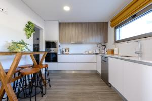 Kuchyň nebo kuchyňský kout v ubytování White Lux Residence in Sesimbra with Pool - holiday home