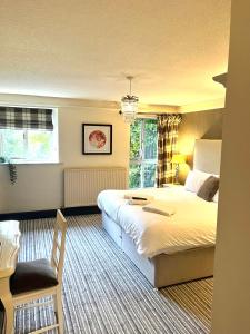 um quarto com uma cama grande e uma janela em Slyne Lodge em Hest Bank