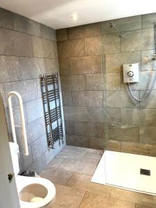 uma casa de banho com um chuveiro e um WC. em Slyne Lodge em Hest Bank