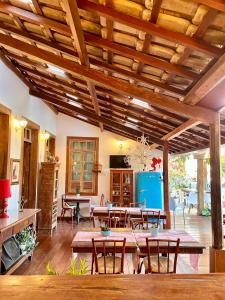 CaetitéHotel Vila Nova do Príncipe的客厅设有木制天花板和桌椅