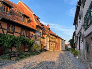 a cobblestone street in an old town with buildings at Mittelalterdomizil mit Balkon und Parkplätzen in Quedlinburg