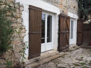 an entrance to a house with wooden doors at Le Cocon in Millau