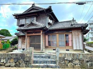 a small wooden house on a stone wall at pine mountain - Vacation STAY 48815v in Goto