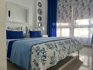 プエルト・デ・ラ・クルスにあるRosmaryのベッドルーム1室(大型ベッド1台、青と白のシーツ付)