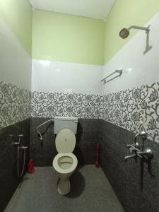 La salle de bains est pourvue de toilettes et d'un lavabo. dans l'établissement Bamboo garden, à Varkala
