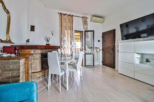 een woonkamer met een tafel en een open haard bij Secret Place Bologna in Bologna