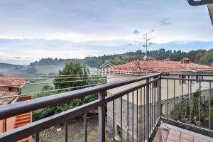 een balkon van een huis met uitzicht op een vallei bij Secret Place Bologna in Bologna