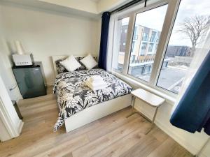 een kleine slaapkamer met een bed en een raam bij Toronto Downtown Midtown North York Newly Built Modern Bright Room in Toronto