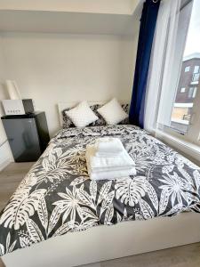 1 dormitorio con 1 cama en blanco y negro y ventana en Toronto Downtown Midtown North York Newly Built Modern Bright Room, en Toronto