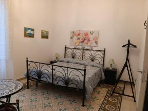 ナポリにあるLa casa fortunataのベッドルーム1室(錬鉄製のフレーム付きベッド1台付)