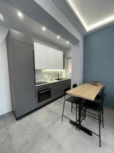 - une cuisine avec une table et des chaises dans la chambre dans l'établissement B&B Morelli Home, à Cosenza