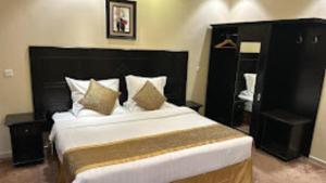 a bedroom with a large bed in a room at Kyan Abha Hotel - فندق كيان ابها in Abha